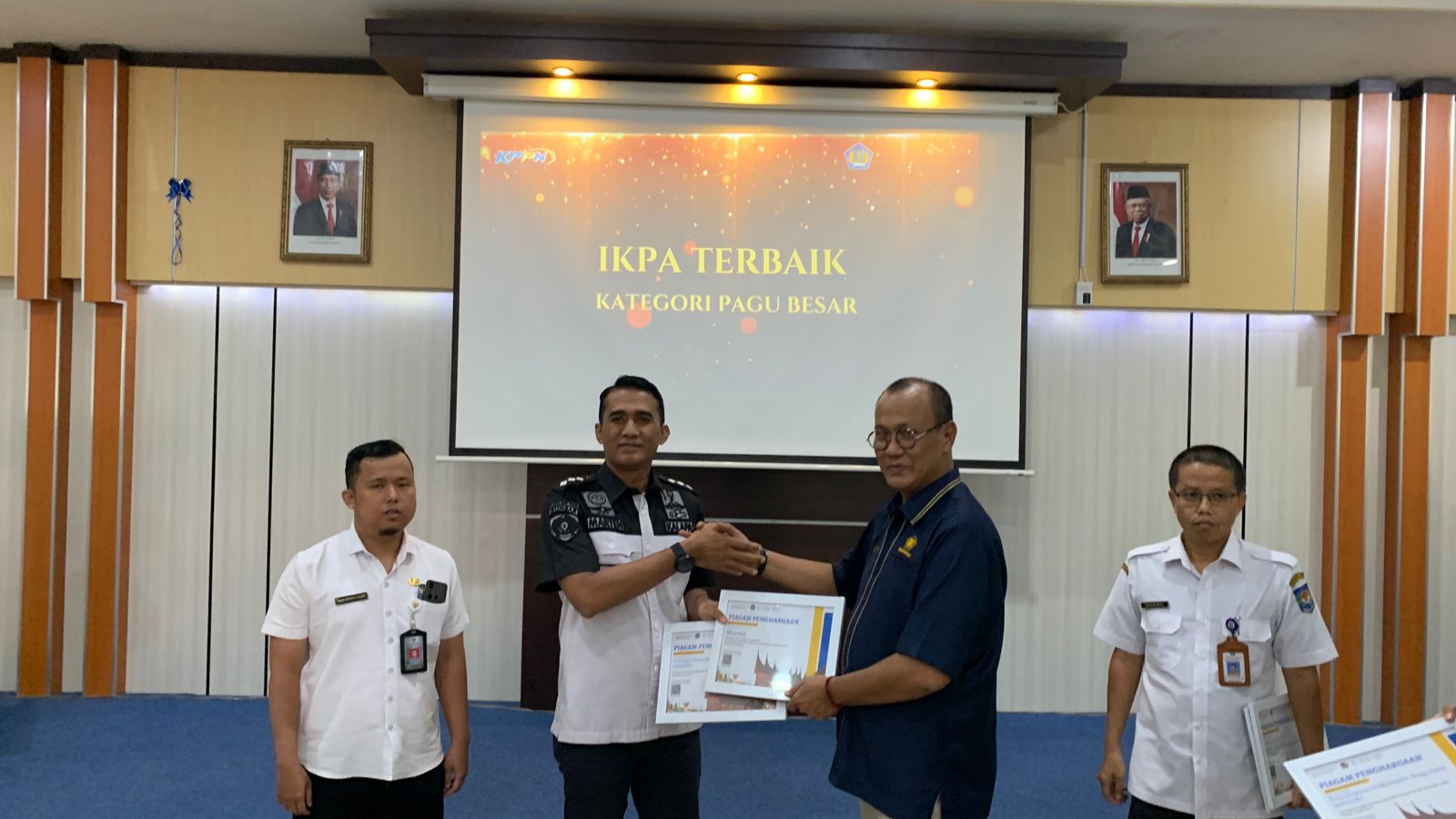 Kalapas Kls II A Bukittinggi Marten terima penghargaan dari KPPN Bukittinggi.